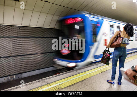 Madrid Spagna,Europa,spagnolo,latino ispanico Latino etnia immigrati minoranza,Chamberi,stazione della metropolitana di Alonzo Martinez,metropolitana,treno,tram pubblico Foto Stock