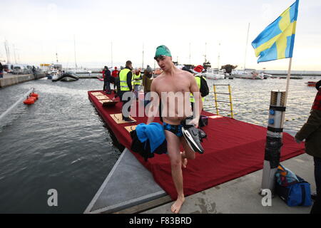 Gdynia, Polonia 5th, dic. 2015 3rd International Inverno Nuoto Campionati Gdynia 2015. Vicino a 100 extreme nuotatori provenienti da tutto il mondo di competere su distanze di 25 e 50 metri nel Baltico fredde acque del mare a Gdynia Marina Credito: Michal Fludra/Alamy Live News Foto Stock