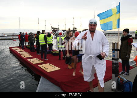 Gdynia, Polonia 5th, dic. 2015 3rd International Inverno Nuoto Campionati Gdynia 2015. Vicino a 100 extreme nuotatori provenienti da tutto il mondo di competere su distanze di 25 e 50 metri nel Baltico fredde acque del mare a Gdynia Marina Credito: Michal Fludra/Alamy Live News Foto Stock