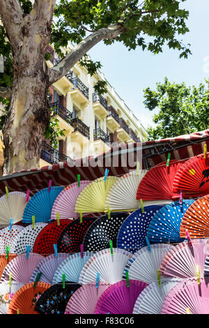 Madrid Spagna,Centro etnico ispanico,Barrio de la Latina,mercato delle pulci di el Rastro,Plaza de Cascorro,Ribera de Curtidores,shopping shopper shopping shop sh Foto Stock