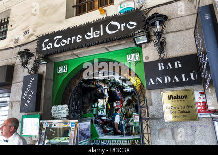 Madrid Spagna,Europa,spagnolo,ispanico Latino etnia immigrati minoritari minoranza,Centro,Plaza Mayor,la Torre del Oro,bar bar lounge pub,bullfig Foto Stock