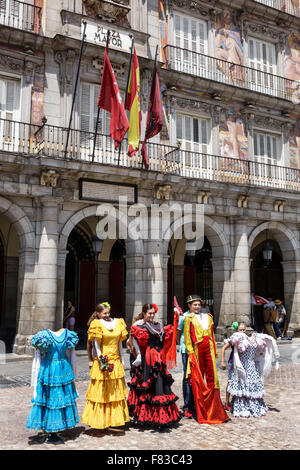 Madrid Spagna, Europa, spagnolo, ispanico, Centro, Plaza Mayor, Piazza principale storica, tipico abito flamenco, Foto Stock