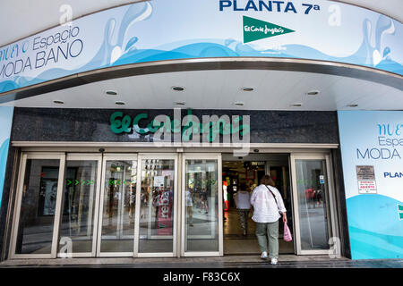 Madrid Spagna,Centro ispanico,Plaza de Callao,El Corte Ingles,grandi magazzini,shopping shopper shopping negozi mercati di mercato acquisti di mercato Foto Stock