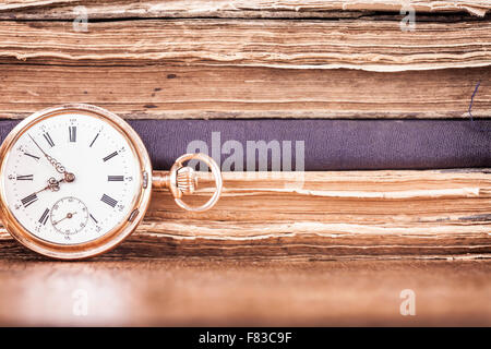 Stack di sfondo di libri vecchi e pocket watch closeup Foto Stock