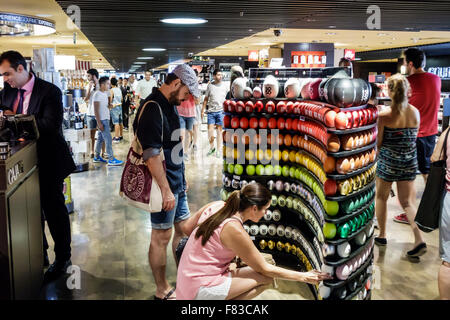 Madrid Spagna,Centro etnico ispanico,Plaza de Callao,El Corte Ingles,grandi magazzini,shopping shopper shopping negozi mercati mercatino b Foto Stock