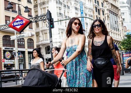 Madrid Spagna,Centro ispanico,Plaza del Callao,stazione della metropolitana Callao,metropolitana,treno,segno,donna donna donne,madre,bambini piccoli bambini,trasporto,ven Foto Stock