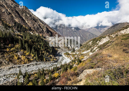 Il panorama del paesaggio montano di Ala-Archa gola nel giorno d'estate, il Kirghizistan. Foto Stock