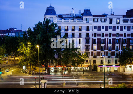 Madrid Spagna,ispanica Chamberi,Plaza Alonzo Martinez,crepuscolo,notte sera,traffico,skyline della città,appartamenti residenziali,Spain150705136 Foto Stock