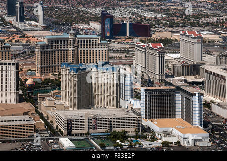 Vista dal piano, alberghi su Las Vegas Boulevard South Las Vegas Strip, la striscia, Bellagio, il Caesars Palace e il Paris Las Vegas Foto Stock