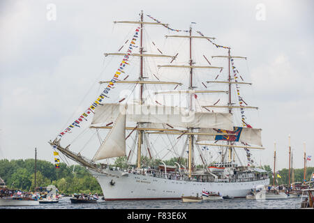 Il Dar Mlodziezy arrivando a vela Amsterdam 2015. Una manifestazione nautica con belle tall ships accompagnato dall'olandese di piccole imbarcazioni Foto Stock