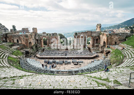 Il Teatro Greco, il teatro romano, Taormina, Sicilia, vista verso il Monte Etna Foto Stock