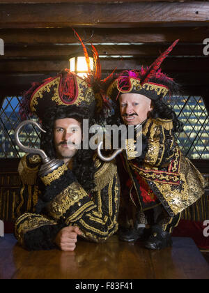 Marcus Brigstocke e Verne Troyer. Photocall a bordo del Golden Hinde II per il Peter Pan Natale panto , il Nuovo Teatro di Wimbledon. La mostra va dal 5 dicembre 2015 al 10 gennaio 2016. Con Verne Troyer come nobile il pirata, Marcus Brigstocke come Capitano Uncino, vibra il Natale come Smee, George Ure come Peter Pan e impeccabile come pirati dell'equipaggio. Foto Stock