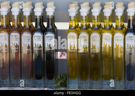 Bottiglie di aceto e un assortimento di oli su un mercato store in Barcelona Foto Stock