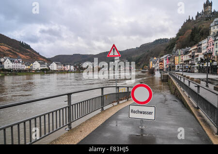 L'acqua alta nella regione della Mosella presso il villaggio di Cochem in Germania che scorre attraverso la Francia, il Lussemburgo e la Germania. Foto Stock