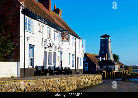 Il Royal Oak pub e Langstone Mill, Langstone, Havant, Hampshire, Inghilterra, Regno Unito Foto Stock