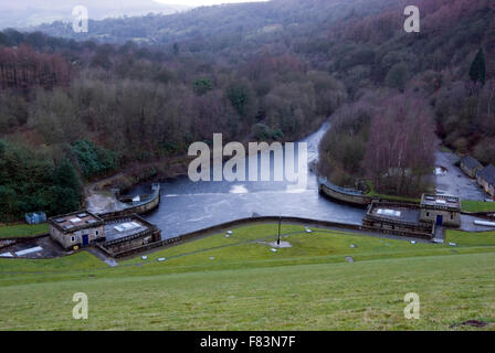 DERBYSHIRE REGNO UNITO - 06 Ott : Ladybower serbatoio della valvola di troppopieno ospita il 16 Feb 2014 nel distretto di Peak, Derbyshire, Regno Unito Foto Stock