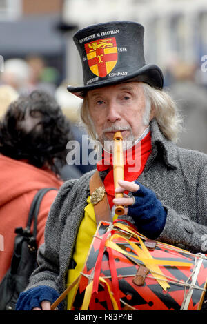 Rochester, Kent, 5 dicembre. Il primo giorno del weekend di Dickensian annuale festa di Natale - Keith Beckford, alias "William Tompkins, Lamplighter' c Foto Stock