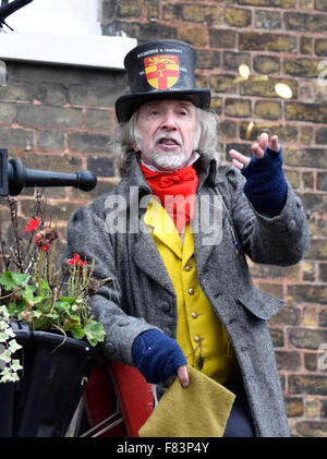 Rochester, Kent, 5 dicembre. Il primo giorno del weekend di Dickensian annuale festa di Natale - Keith Beckford, alias "William Tompkins, Lamplighter' si arrampica la sua scala per cantare la folla Foto Stock