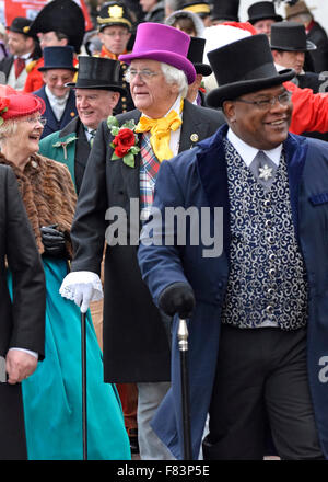 Rochester, Kent, 5 dicembre. Il primo giorno del weekend di Dickensian annuale festa di Natale inizia con sfilate in giù il High Street, musica e intrattenimento per le migliaia di visitatori - con un po' di neve artificiale Credito: PjrNews/Alamy Live News Foto Stock