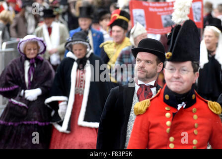 Rochester, Kent, 5 dicembre. Il primo giorno del weekend di Dickensian annuale festa di Natale inizia con sfilate in giù il High Street, musica e intrattenimento per le migliaia di visitatori - con un po' di neve artificiale Credito: PjrNews/Alamy Live News Foto Stock