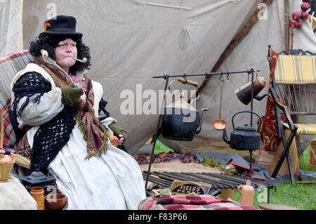 Rochester, Kent, 5 dicembre. Il primo giorno del weekend di Dickensian annuale festa di Natale inizia con sfilate in giù il High Street, musica e intrattenimento per le migliaia di visitatori - con un po' di neve artificiale Credito: PjrNews/Alamy Live News Foto Stock