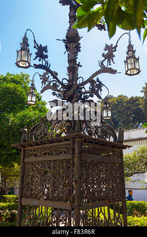 Ferro battuto croce altamente decorato in un parco a Siviglia, Spagna Foto Stock
