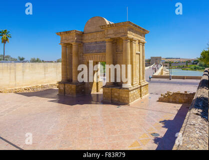 Arco romano in Piazza del Porto a Cordoba, Spagna Foto Stock