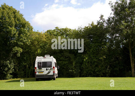 Camper parcheggiato su un taglio di erba campo Foto Stock