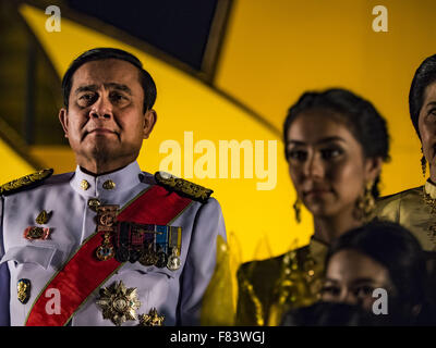 Bangkok, Tailandia. 5 Dic, 2015. PRAYUTH CHAN-OCHA, il Primo Ministro della Thailandia, il Compleanno del Re su Sanam Luang in Bangkok. Prayuth fu il comandante dell'esercito thailandese e preso il potere in un colpo di stato incruento nel 2014. Thais ha segnato il 88° compleanno di Bhumibol Adulyadej, del re di Thailandia, sabato. Il Re è nato il 5 dicembre 1927, a Cambridge, Massachusetts. La famiglia è stata negli Stati Uniti perché suo padre, il Principe Mahidol, studiava la salute pubblica presso la Harvard University. Credito: ZUMA Press, Inc./Alamy Live News Foto Stock