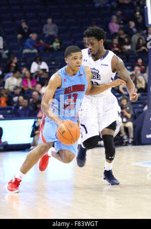 Norfolk, VA, Stati Uniti d'America. 4° dic, 2015. Delaware Stato calabroni guard Mahir Johnson (13) dribbling intorno a Old Dominion monarchi guard Ambrogio Mosley (22) durante il Delaware Stato calabroni vs Old Dominion monarchi gioco al Ted Centro costante in Norfolk, VA. Old Dominion beat Delaware Stato 82-38. Jen Hadsell/CSM/Alamy Live News Foto Stock