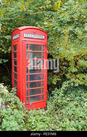 Il vecchio telefono rosso telefono cellulare casella nella campagna inglese Inghilterra UK Europa Foto Stock