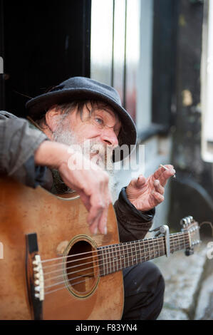 Senzatetto barbone con la chitarra in St Ives Cornwall Inghilterra UK Europa Foto Stock