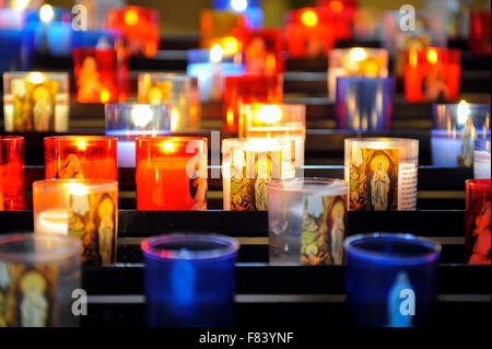 Candele in una chiesa di Sarlat-la-Canéda, Perigord Noir, Dordogne, Aquitaine, Francia Foto Stock