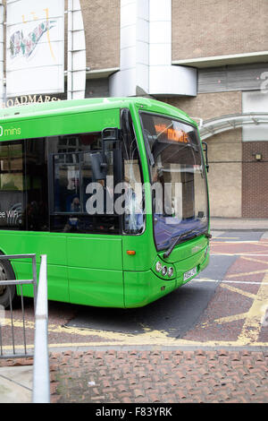 Nottingham, Regno Unito. 05 Dic, 2015. La città di Nottingham Trent Barton bus è stato in una collisione con un pedone questo pomeriggio in corrispondenza della giunzione di Colin street e Carrington Street. Ambulanza paramedico e polizia trattate con la scena. Una persona è stato portato in ospedale . Credito: Ian Francesco/Alamy Live News Foto Stock