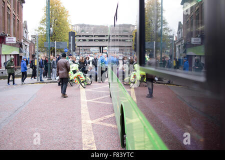 Nottingham, Regno Unito. 05 Dic, 2015. La città di Nottingham Trent Barton bus è stato in una collisione con un pedone questo pomeriggio in corrispondenza della giunzione di Colin street e Carrington Street. Ambulanza paramedico e polizia trattate con la scena. Una persona è stato portato in ospedale . Credito: Ian Francesco/Alamy Live News Foto Stock