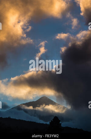 Vista del monte Teide al tramonto sull'isola di Tenerife nelle Isole Canarie, Spagna, 26 novembre 2015. Foto: PATRICK PLEUL/dpa - nessun filo SERVICE - Foto Stock