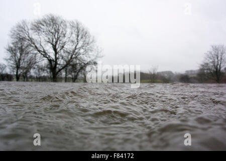 Wensleydale, North Yorkshire, Regno Unito. 05 Dic, 2015. Terra allagata e strade in Wensleydale, North Yorkshire, Regno Unito. Credito: Wayne HUTCHINSON/Alamy Live News Foto Stock