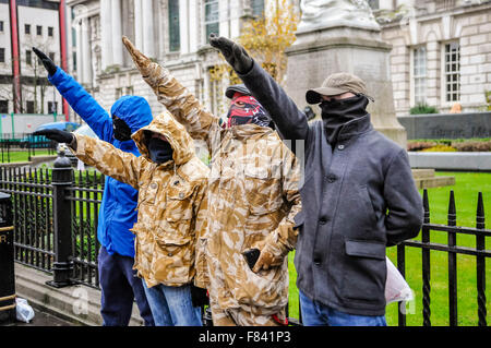 Belfast, Irlanda del Nord. 05 dic 2015 - un piccolo gruppo di neo-nazisti utilizzando il nome "Waffen SS West Belfast Shankill Skinheads' protesta a Belfast City Hall contro profughi musulmani dalla Siria e altrove. In una dichiarazione si è detto "siamo skinheads fino al giorno che non moriamo e sarà sempre lottare per la nostra britannicità. W.P.W.W. [White Pride World Wide]". Un rappresentante sosteneva i rifugiati non sono i benvenuti a Belfast. 'Ci sono già abbastanza problemi nel nostro paese negli ultimi anni. Noi non vogliamo che essi [i rifugiati]. Questo non è solo da me è da tutti so. Credito: Stephen Barnes/Alamy vivere nuove Foto Stock