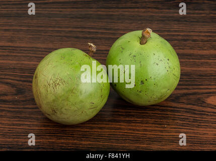 Frutta asiatica Sapote - su uno sfondo di legno Foto Stock