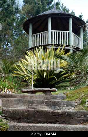 Costruito in legno sun house in giardini Tremenheere, West Cornwall, Inghilterra Foto Stock