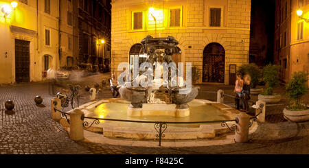 La fontana di tartaruga nel vecchio quartiere ebraico a Roma Foto Stock