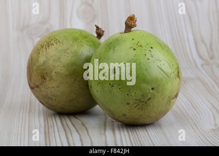 Frutta asiatica Sapote - su uno sfondo di legno Foto Stock