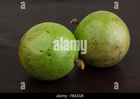 Frutta asiatica Sapote - su uno sfondo di legno Foto Stock