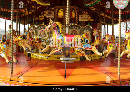 Un Merry-Go-Round a Londra, Regno Unito. Cavalli colorati possono essere cavalcato sulla giostra. Foto Stock