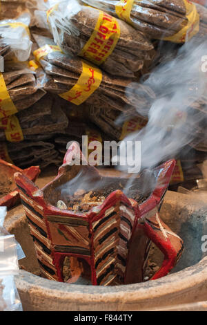 Incenso bruciatore in la Mutrah souk in Muscat, la capitale del sultanato di Oman. Foto Stock