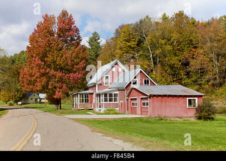 Weathered red casa in legno e fogliame di autunno, Vermont, USA Foto Stock