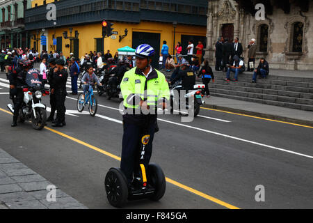 Serenazgo Municipale Guardia di sicurezza su Segway Personal Transporter, Plaza de Armas, Lima, Peru Foto Stock