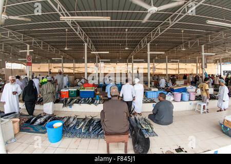 La Mutrah mercato del pesce in Muscat, la capitale del sultanato di Oman. Foto Stock