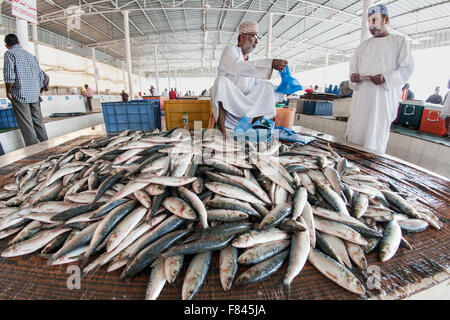 La Mutrah mercato del pesce in Muscat, la capitale del sultanato di Oman. Foto Stock