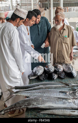 La Mutrah mercato del pesce in Muscat, la capitale del sultanato di Oman. Foto Stock